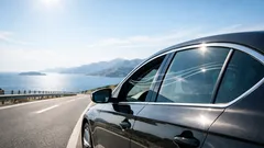 Zašto auto „lupa” kad je otvoren samo jedan prozor i kako to odmah smiriti