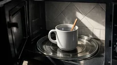 Zašto voda u mikrovalnoj može naglo „eksplodirati” i kako to spriječiti