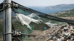 Kako zaustaviti otpad koji bura raznosi s odlagališta: rješenje s zaštitnim mrežama